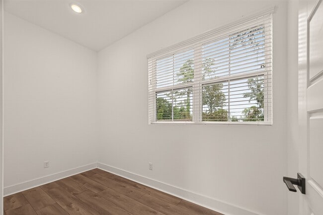 Building Photo - 1406 Mansfield St