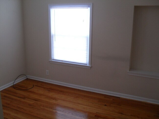 Building Photo - **3-BEDROOM HOME W/ ATTACHED GARAGE IN BEECHWOLD!!**