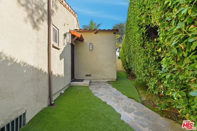 Building Photo - 5995 Saturn St