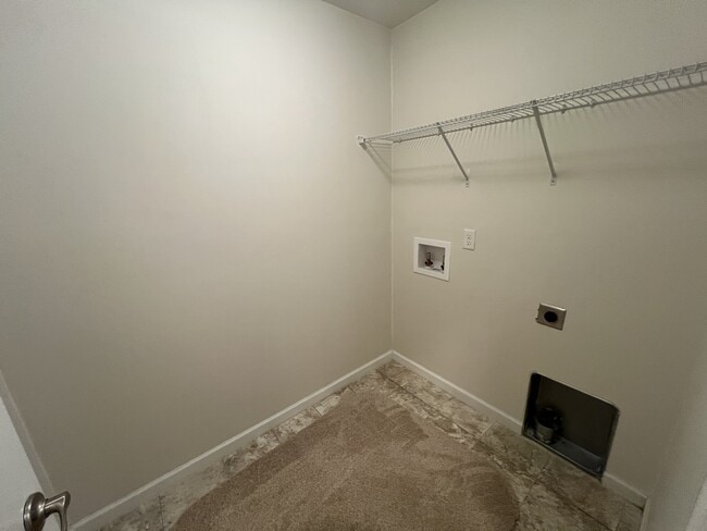 Building Photo - 447 Warren Hill Dr