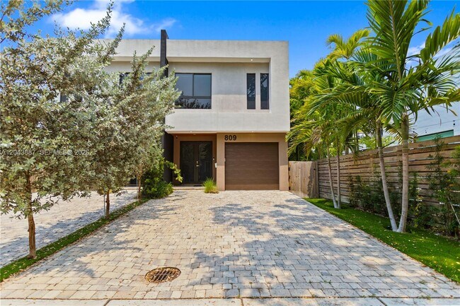 Building Photo - 809 SW 10th Terrace