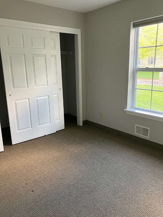 Building Photo - 2 Bedroom Townhome in Fairport Available October 1!