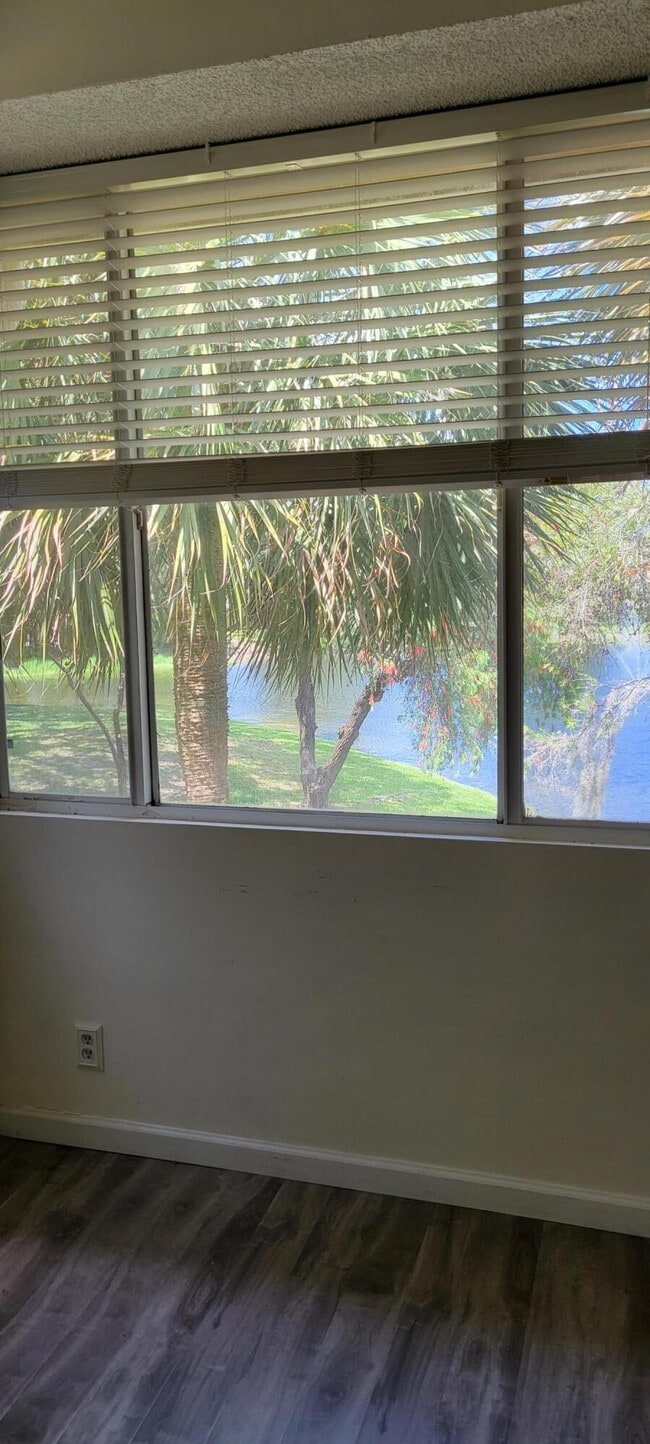 Building Photo - 611 Lyons Rd