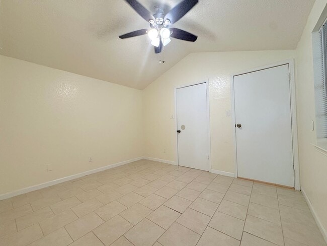 Building Photo - Refrig A/C 2bed/2bath Duplex with Bonus Room!
