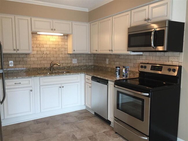 Building Photo - Condo Living Close to everything in Brentwood