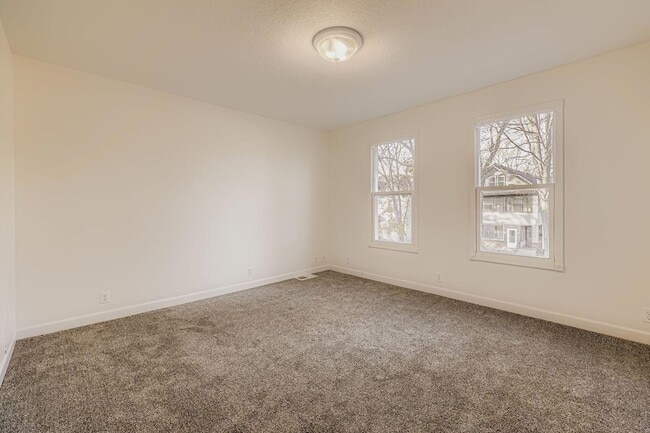 Building Photo - 988 Reaney Ave E