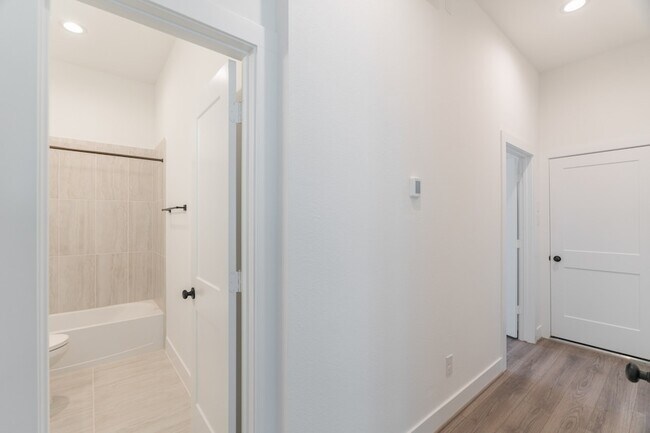 Building Photo - 10726 Pine Pink