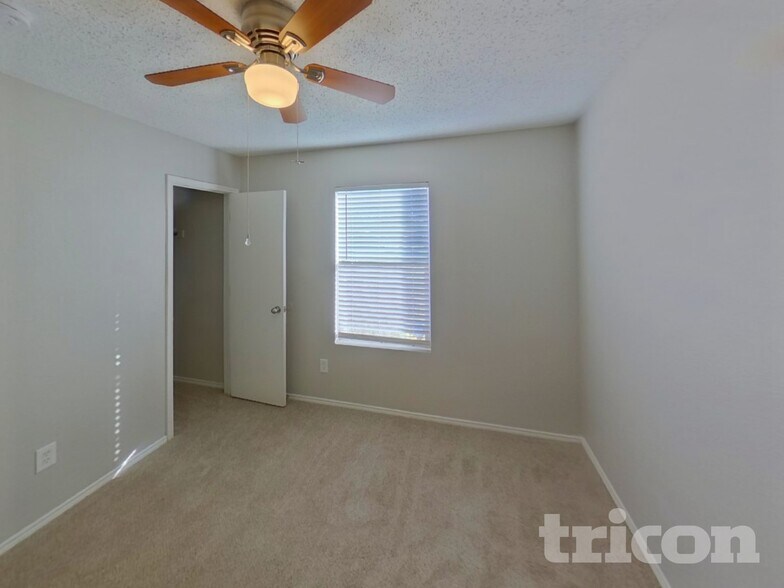 Building Photo - 104 Scarlet View