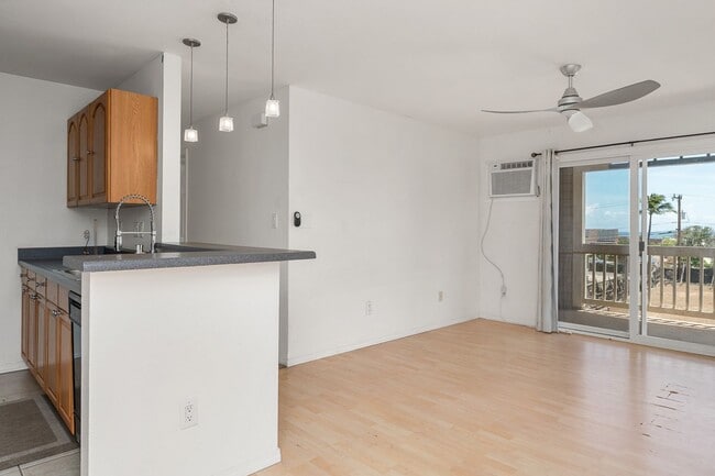 Building Photo - 3bd/2ba upstairs unit with deck