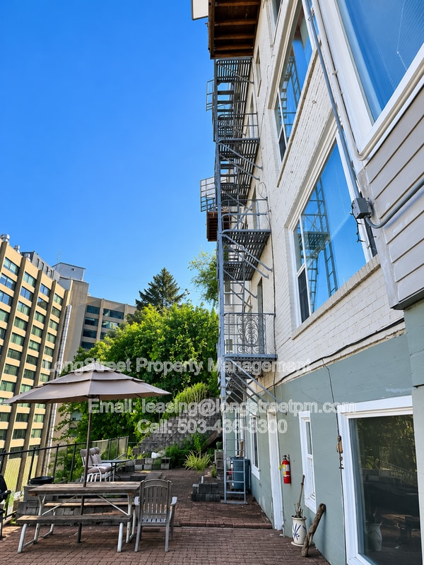 Building Photo - 772 SW Broadway Dr