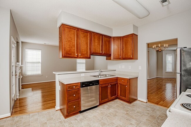 Building Photo - Beautiful Chesterfield Home Is Ready For Y...