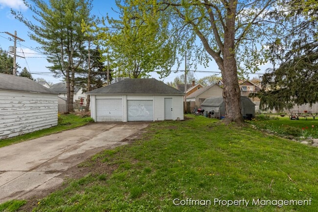 Building Photo - 4 Bed, 2 Bath Single Family Home