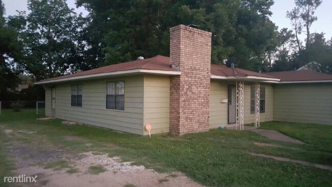 Building Photo - 4 br, 1 bath House - 808 Roselawn Dr.