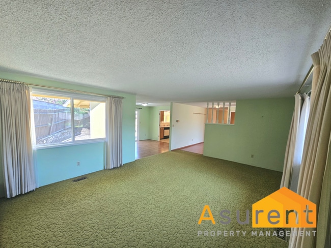Building Photo - Two Bedroom- Two Full Bathroom Home in des...