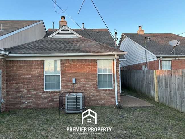 Building Photo - Cozy 3BR Home with Fireplace, Hardwood Floors & Fenced Yard in Memphis