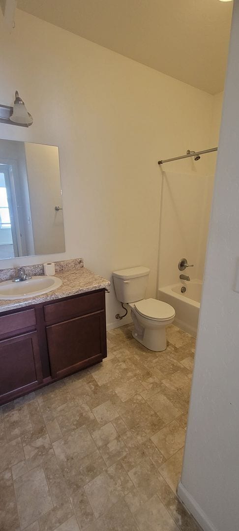 Building Photo - Condo Close to Shopping