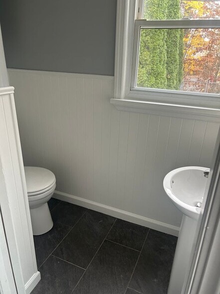 Building Photo - 1924 Guernsey Ave