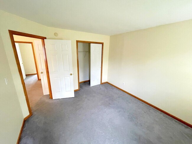 Building Photo - Spacious 3 bed 2.5 Bath Home Ready to Rent...