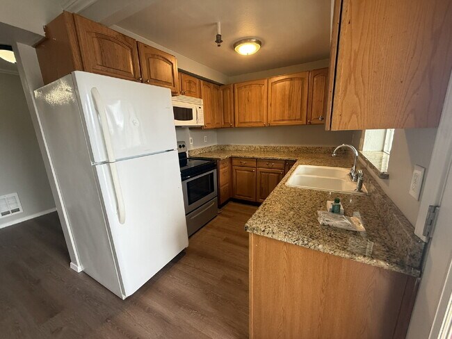 Building Photo - Updated 2 Bed, 2 Bath with Balcony and Fireplace, Great Location!