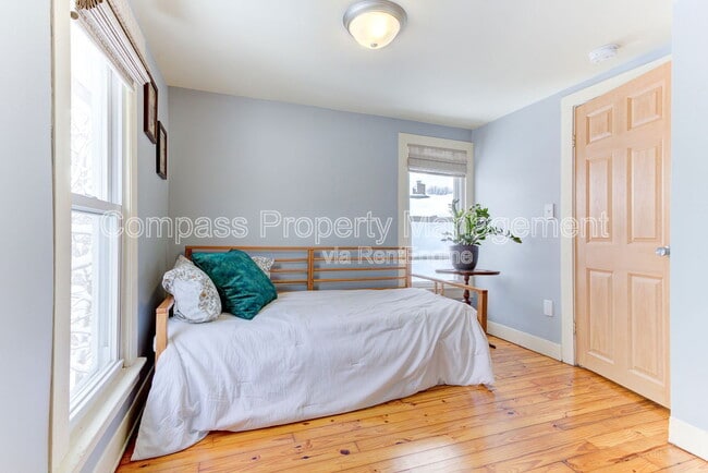 Building Photo - 328 Visser Pl SE