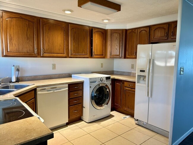 Building Photo - 3 bed 1 bath close to shopping, schools, parks and more!