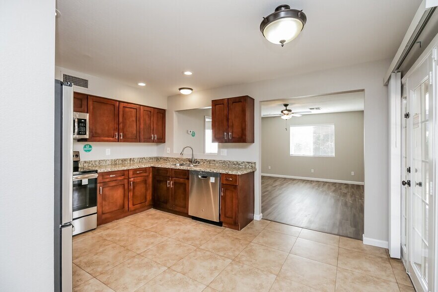 Building Photo - 3421 E Dragoon Ave