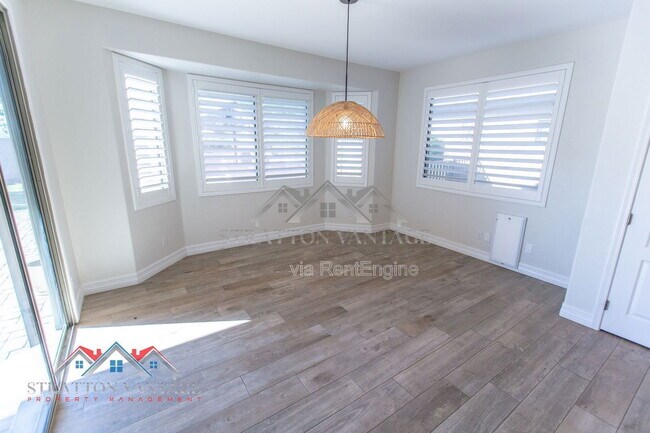 Building Photo - 661 E Julian Dr