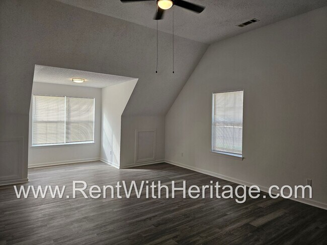 Building Photo - Gorgeous 3bd/ 2.5 bath Home in Popular Nat...