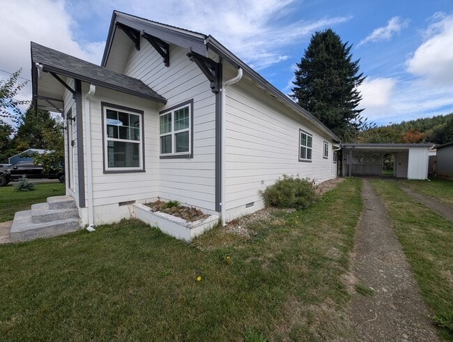 Building Photo - Adorable Four Bedroom w/ Fenced Yard Avail...
