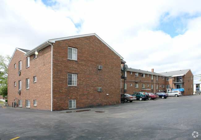 Building Photo - Williamsburg Village West