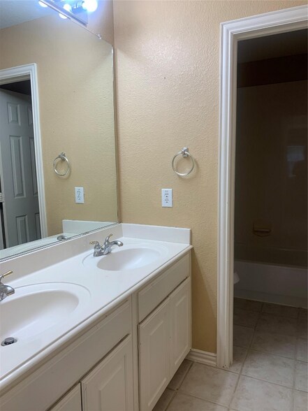 Building Photo - 9101 Forest Hills Dr