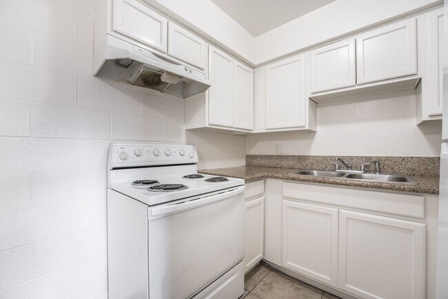 Building Photo - 1 Bedroom Downstairs  Condo Unit Near the Strip! Move in Special $199 for the first month rent!