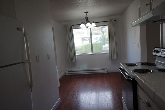 Building Photo - SW Portland 3 bedroom 2 bathroom Ranch