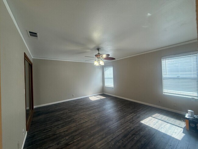 Building Photo - 3-bedroom, 2-bath home in Visalia, CA!