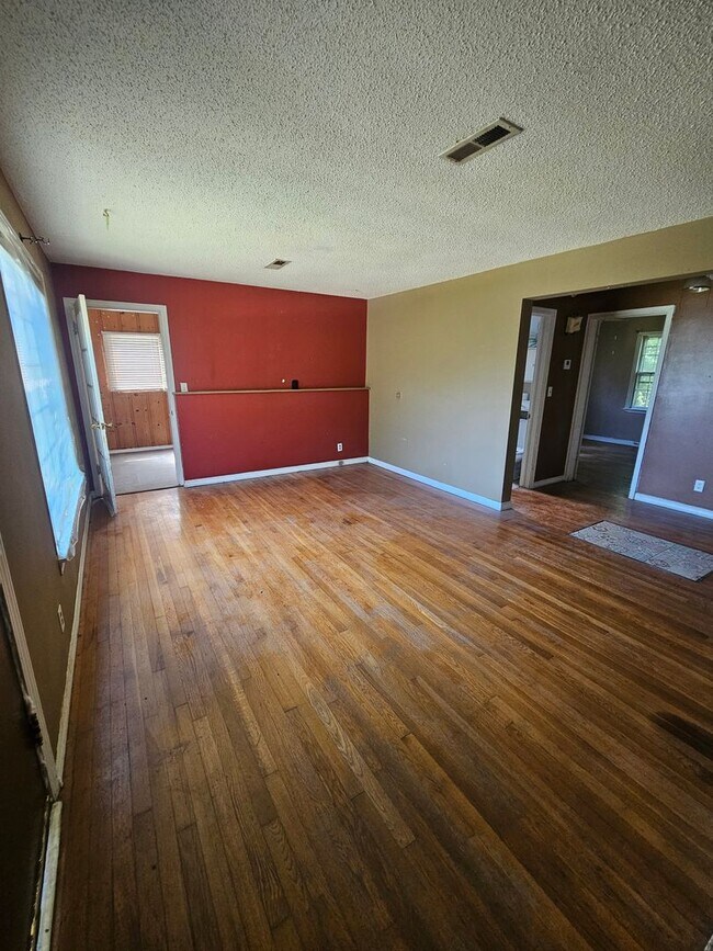 Building Photo - 3 bedroom | 1 bathroom | 1 car garage | Close to campuses & Rountree | Pets welcome!