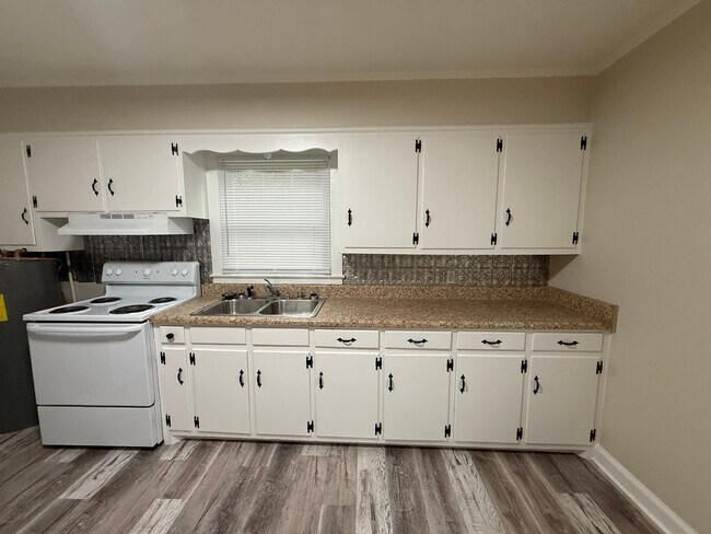 Building Photo - One bedroom, 1 bath duplex in Gibsonville
