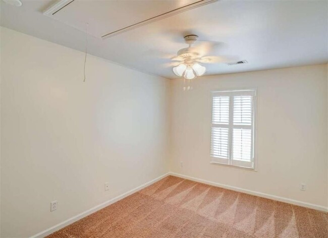Building Photo - 142 Stoneforest Dr
