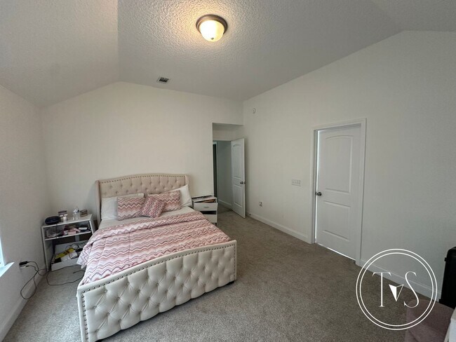 Building Photo - FALL MOVE-IN SPECIAL: $1000 OFF 1ST MONTH'...