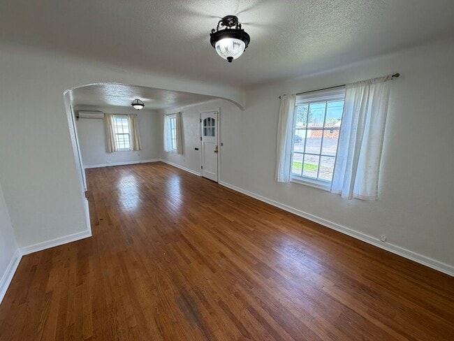 Building Photo - Charming 3 Bedroom with a Large Fenced Yard!