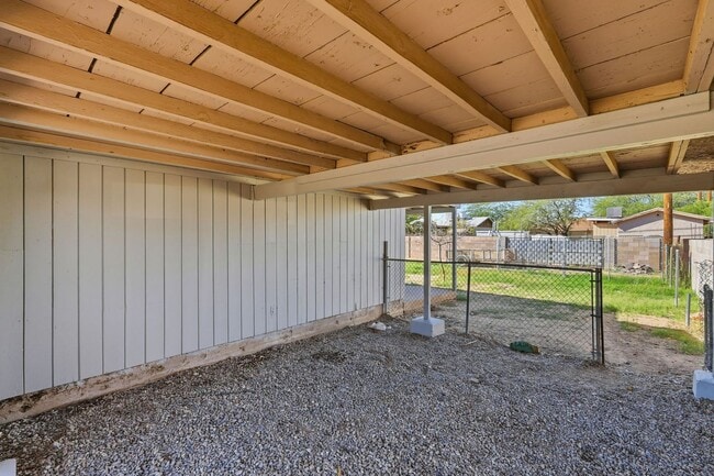 Building Photo - Pending/ Rented - Beautifully Remodeled Home in a Central Tucson Location!