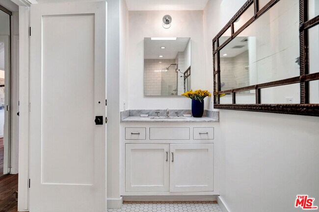 Building Photo - 3531 Wonder View Dr