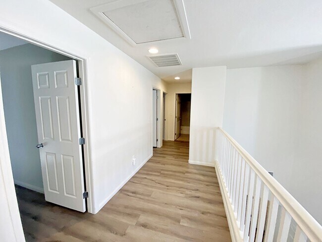 Building Photo - 4 BEDROOM + DEN 3 BATH HOME IN NORTHWEST