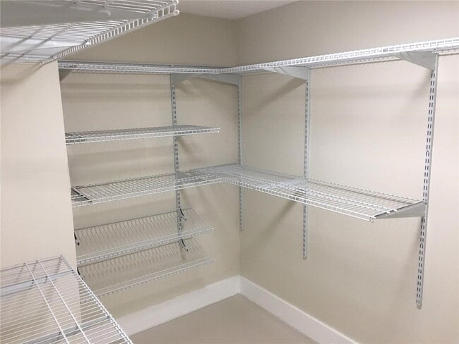 Building Photo - 10951 N Lakeview Dr