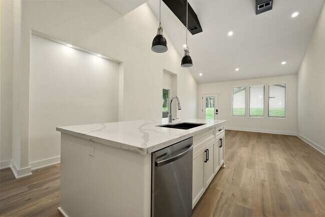 Building Photo - Twin Villa One Car Garage