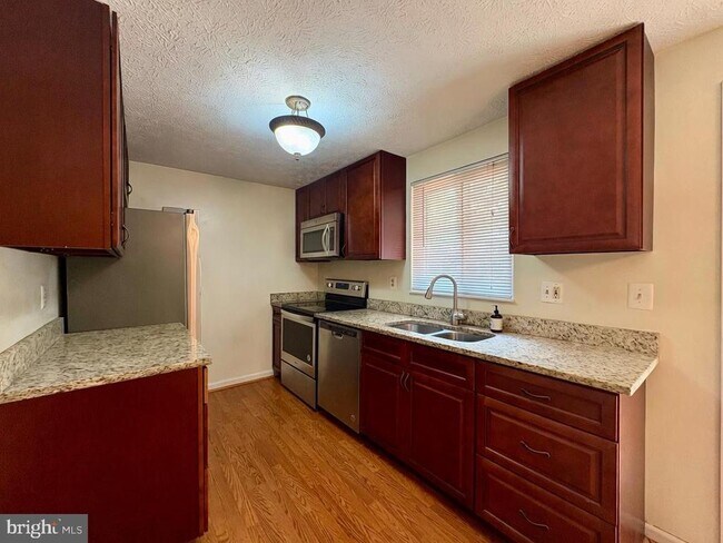 Building Photo - 8112 Parkdale Ct