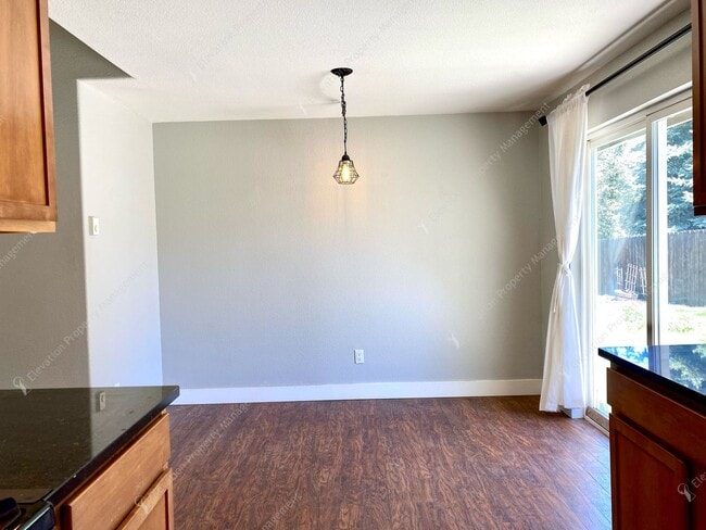 Building Photo - Charming Bend Home | Single-Story Living