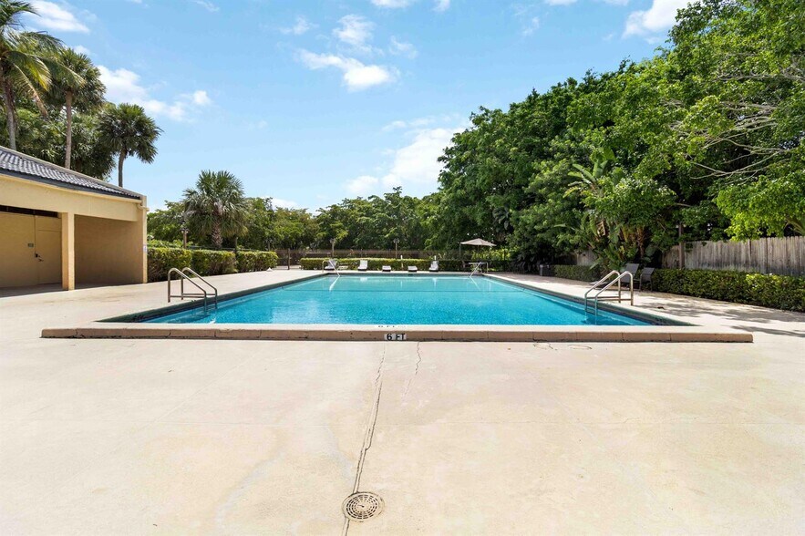 Building Photo - 2820 Tennis Club Dr