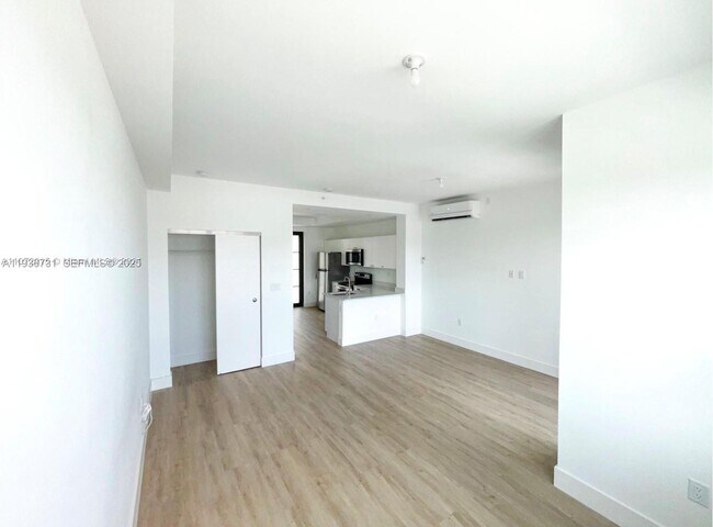 Building Photo - 4100 Davie Rd