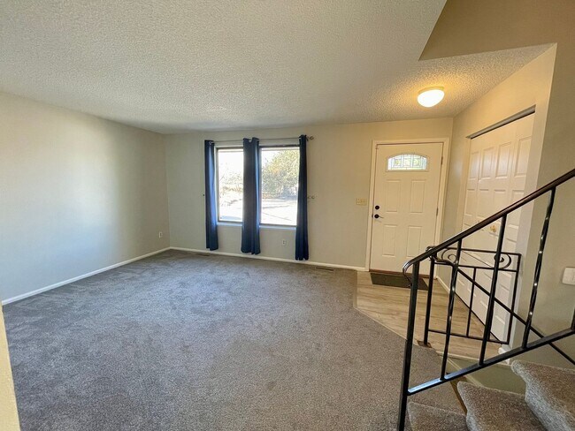 Building Photo - Beautiful updated 3 bedroom 2 bath home in Greeley!