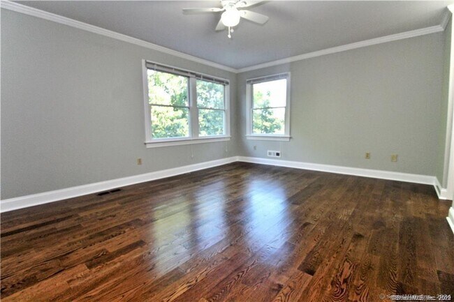 Building Photo - 5 Glen St